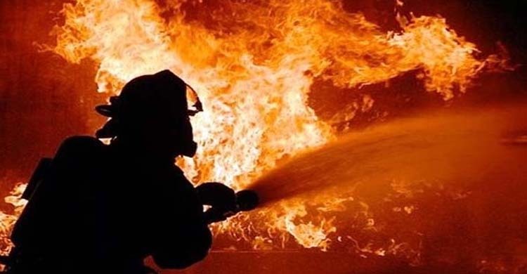 নেত্রকোনায় আগুনে পুড়ে ছাই তিন দোকান