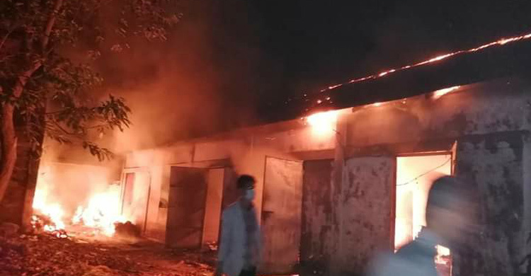 গভীর রাতে মার্কেট পুড়ে ছাই