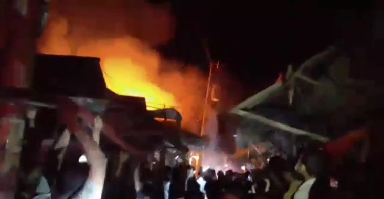 বাজারে আগুন, ২১ দোকান পুড়ে ছাই