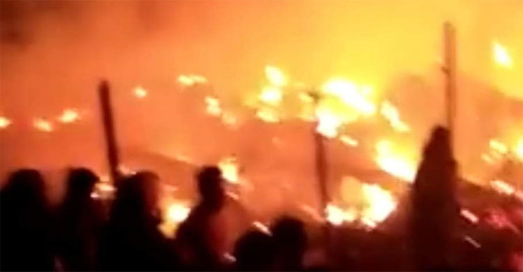ঠাকুরগাঁওয়ে ১৩টি পরিবারের ঘরবাড়ি পুড়ে ছাই