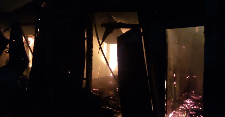 ‘ফ্রিজে বিস্ফোরণে’ পুড়ে গেল কলোনির ৫৫ ঘর