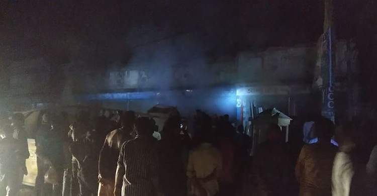 মুন্সীগঞ্জে তিন ফার্নিচারের দোকানে আগুন
