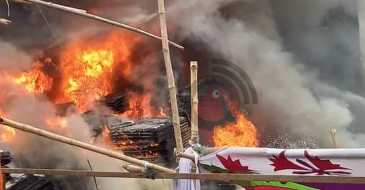 নারায়ণগঞ্জে ফোমের গুদামে ভয়াবহ আগুন