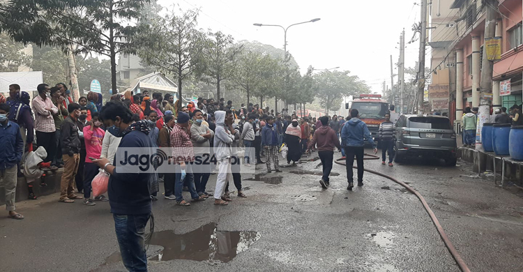 কমলাপুরে পোশাক কারখানায় আগুন, নিয়ন্ত্রণে ১০ ইউনিট