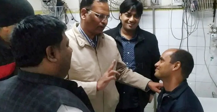 আগুনের লেলিহান শিখা থেকে ১১ জনকে বাঁচিয়ে ‘হিরো’