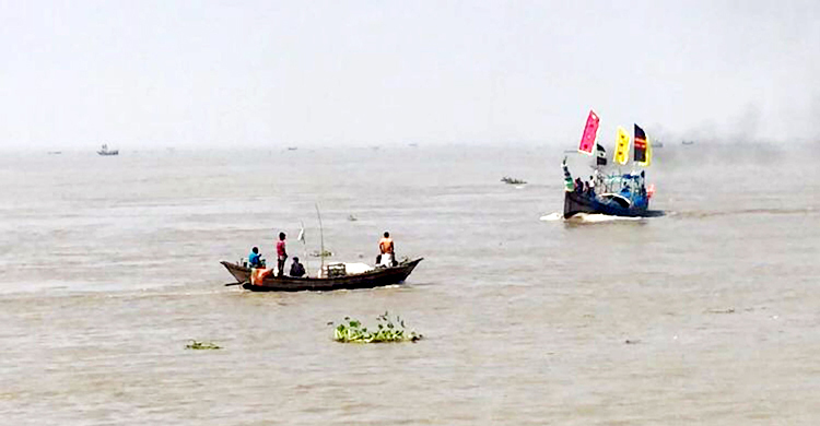 লক্ষ্মীপুরে ১৮ ঘণ্টা আগেই ইলিশ শিকারে নেমে পড়েছেন জেলেরা