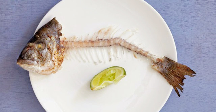 গলায় মাছের কাঁটা আটকে গৃহবধূর মৃত্যু