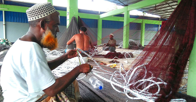 নিষেধাজ্ঞা শেষে কলাপাড়ায় চলছে মাছ ধরার প্রস্তুতি