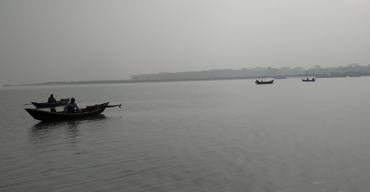 মধ্যরাত থেকে বন্ধ রয়েছে মাছ ধরা