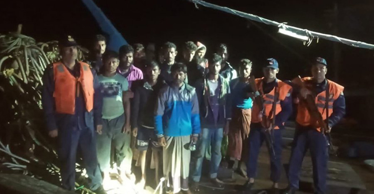 পাঁচদিন ধরে বঙ্গোপসাগরে ভাসতে থাকা ১৩ জেলে উদ্ধার