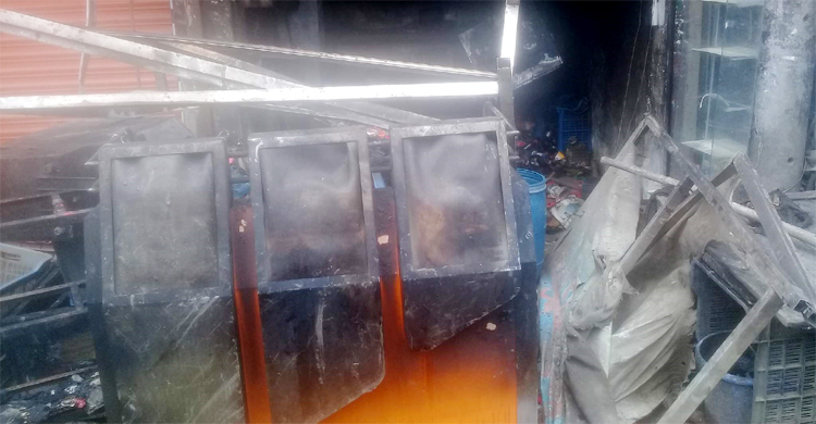 দোকানের আগুন নেভাতে গিয়ে প্রাণ গেলো অটোরিকশার চালকের