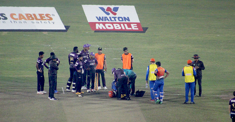 রাজার বাউন্সারের আঘাতে স্ট্রেচারে মাঠ ছাড়লেন ফ্লেচার