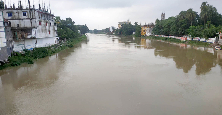 নওগাঁয় নদীতে পানি বাড়ছে, বন্যা আতঙ্কে মানুষ
