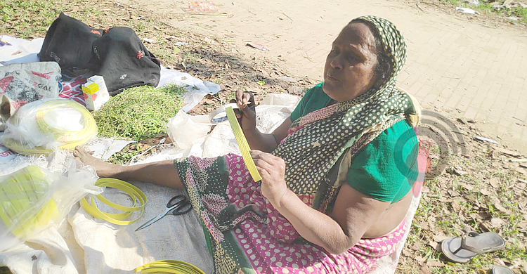 ফুলের বাজার চড়া: পাইকারিতে একটি গোলাপ ৩০ টাকা