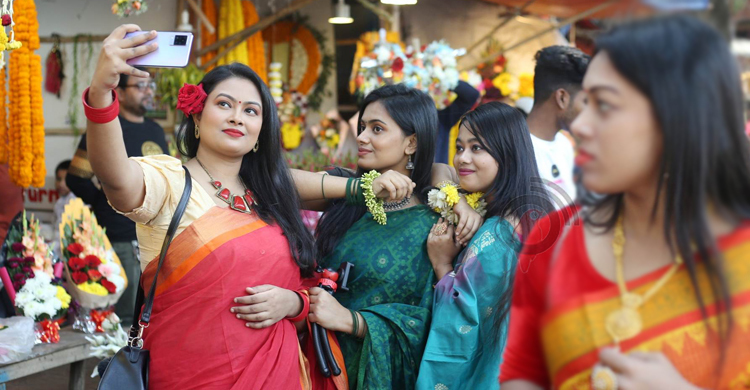 ফুলের ক্রেতার চেয়ে দর্শনার্থী বেশি, ছবি-সেলফি তোলার হিড়িক