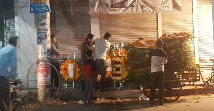 স্মৃতিসৌধ থেকে ফুল চুরি করে নিয়ে গেল ব্যবসায়ী!