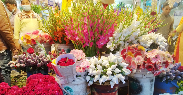 ভালোবাসার দিনে বসন্তবরণ, তাই চড়া ফুলের দাম