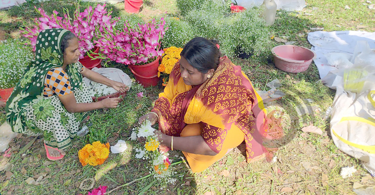 ফুলের বাজার চড়া: পাইকারিতে একটি গোলাপ ৩০ টাকা