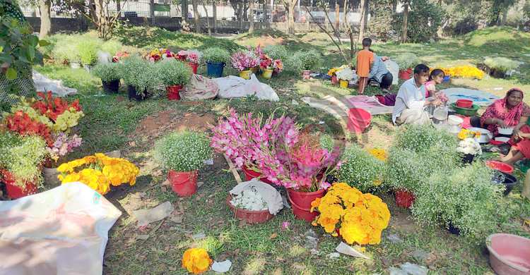 ফুলের বাজার চড়া: পাইকারিতে একটি গোলাপ ৩০ টাকা