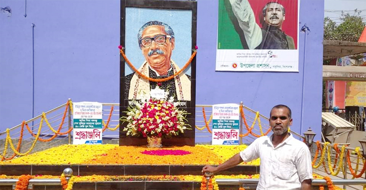 ৪০ কেজি ফুল দিয়ে বঙ্গবন্ধুর ম্যুরাল সাজালেন রিকশাচালক