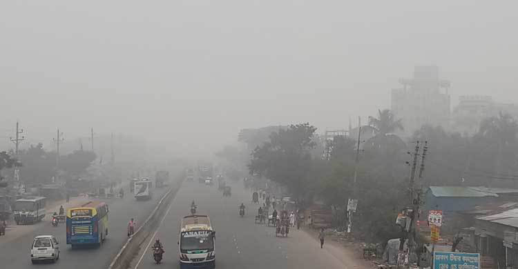 কনকনে বাতাস আর কুয়াশায় আচ্ছন্ন ঢাকা