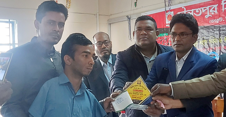 এক পায়ে লিখে এইচএসসি পাস করা সেই ফজলুকে সংবর্ধনা