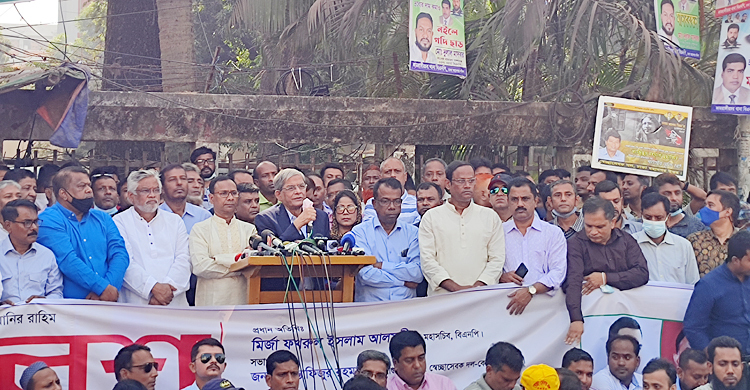 একমাত্র খালেদা জিয়াই দেশে গণতন্ত্র ফিরিয়ে আনতে পারেন: ফখরুল