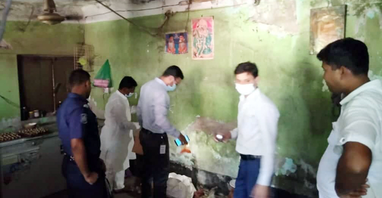 জিলাপিতে তেলাপোকা, দইয়ে পাওয়া গেলো ইঁদুরের পায়ের চিহ্ন!