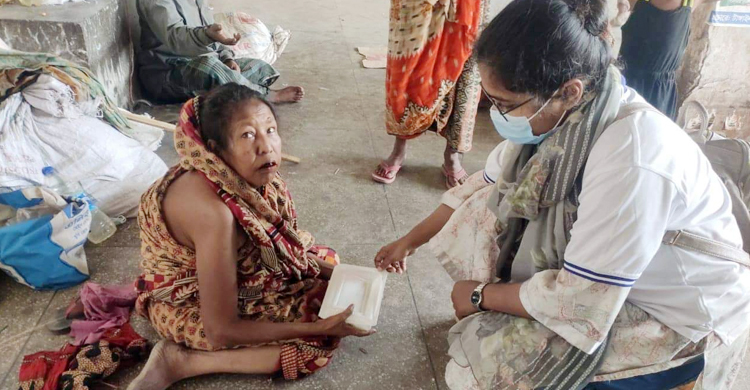 লকডাউনে ছিন্নমূল মানুষের পাশে খাবার নিয়ে একদল তরুণ