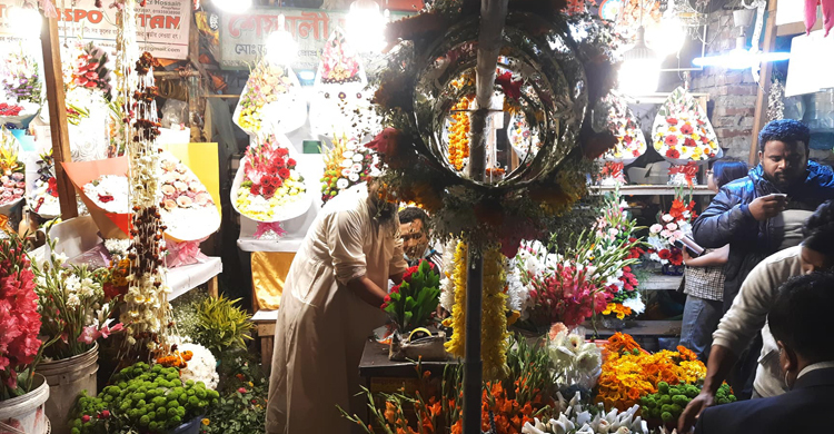 সকালের ৩০ টাকার গোলাপ রাতে বিক্রি হচ্ছে ১০০ টাকায়