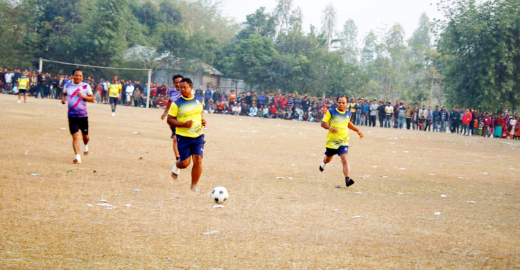 নীলফামারীতে পঞ্চাশোর্ধ্বদের নিয়ে প্রীতি ফুটবল ম্যাচ