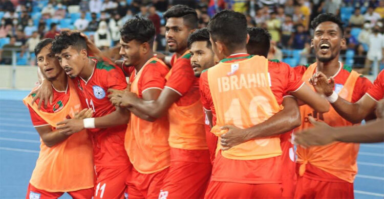কম্বোডিয়ার বিপক্ষে জয় উপহার দিলো পুরুষ ফুটবলাররাও