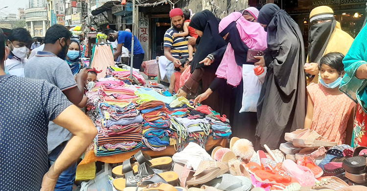 ঈদ কেনাকাটা : জমে উঠেছে ফুটপাতের বাজার