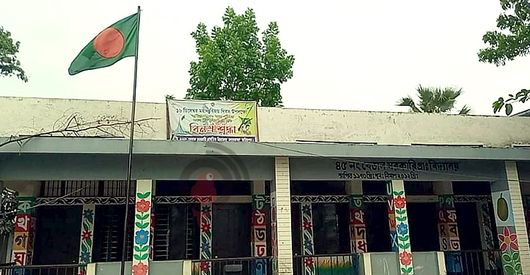 বন্ধের দিনেও বিদ্যালয়ে উড়ছে জাতীয় পতাকা