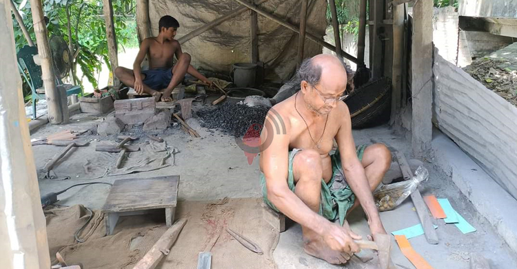 টুংটাং শব্দে মুখর কামারপাড়া