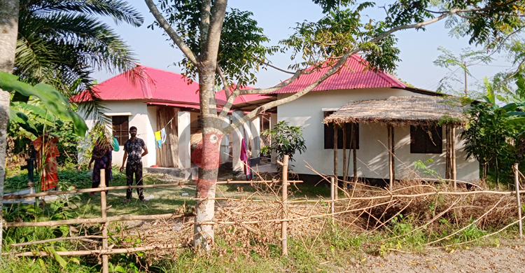 ঘর আছে, চলাচলের রাস্তা নেই