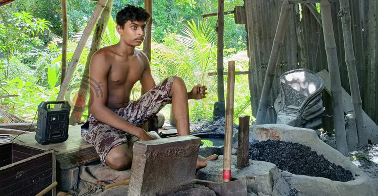 টুংটাং শব্দে মুখর কামারপাড়া