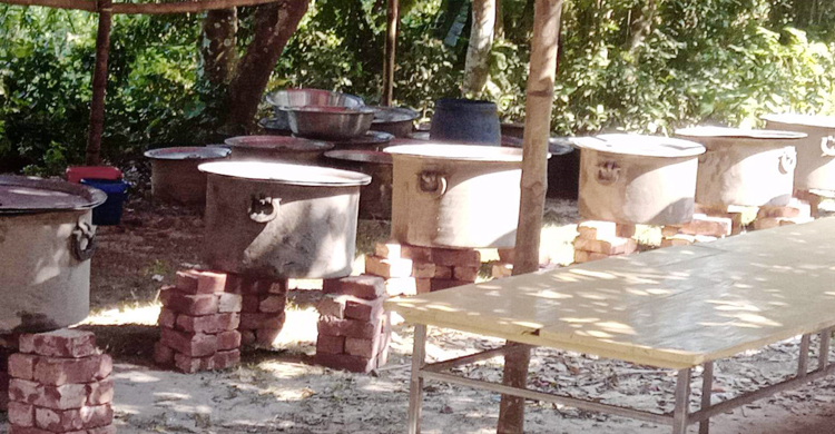 মাঠেই রান্না-খাওয়া, মাঠেই ঘুম