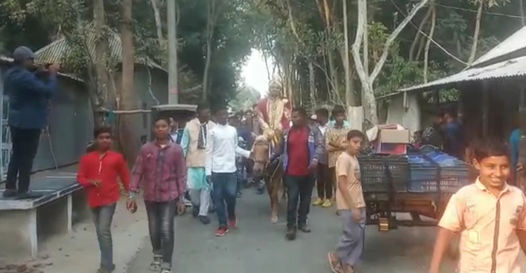 ঘোড়ায় চড়ে বিয়ে করতে এলেন বর