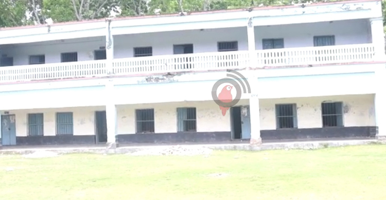 কখন যেন মাথার ওপর ভেঙে পড়ে বিদ্যালয়ের ছাদ