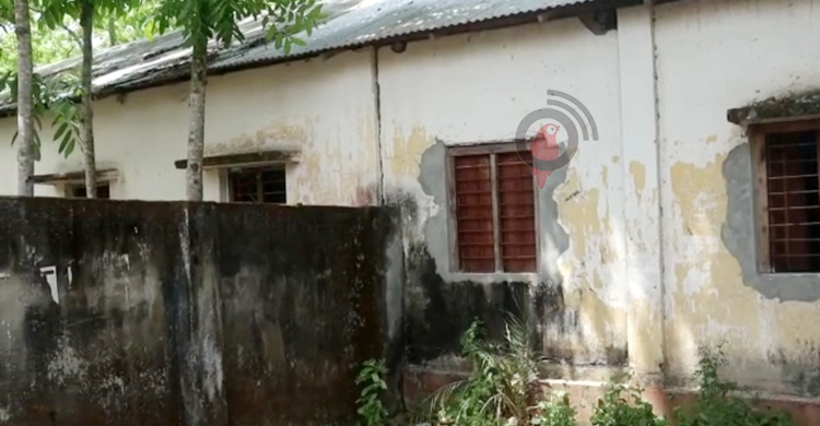 কখন যেন মাথার ওপর ভেঙে পড়ে বিদ্যালয়ের ছাদ