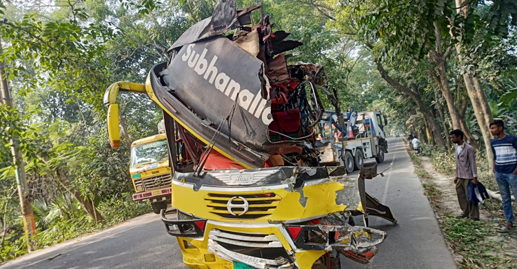 চলন্ত বাসের চাকা ফেটে গাছে ধাক্কা, নিহত ২