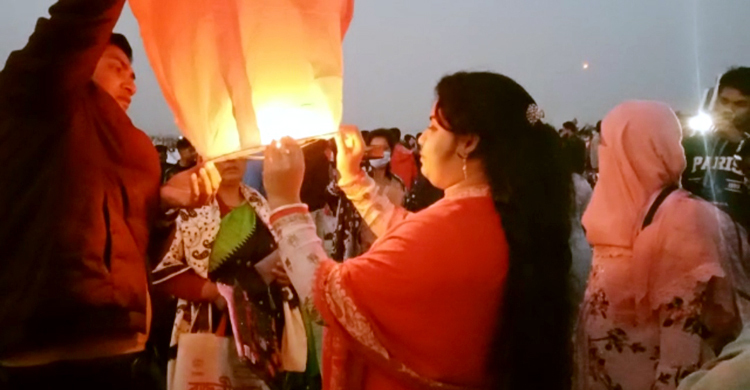 পদ্মার চরে ঘুড়ি-ফানুস উড়িয়ে বছর বিদায়