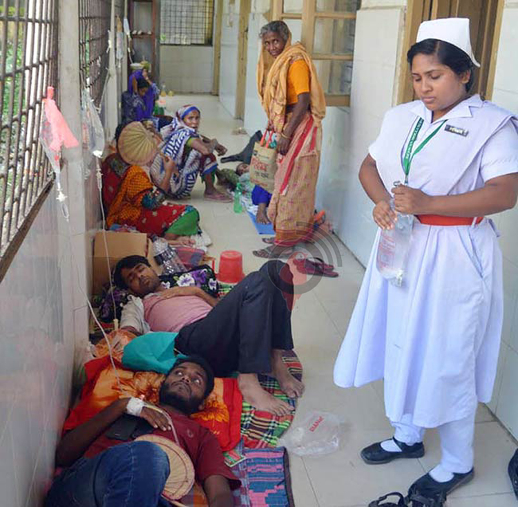 হাসপাতালের মেঝে-বারান্দাও ভরে গেছে ডায়রিয়া রোগীতে