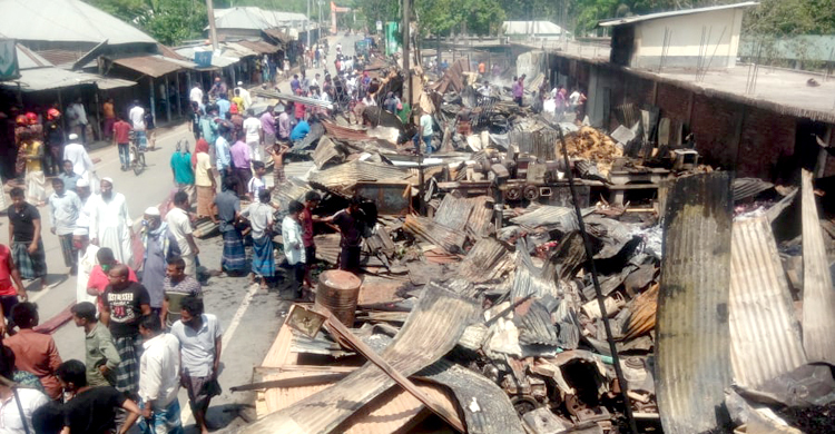 বন্ধ মার্কেটে আগুনে ২০ দোকান ভস্মীভূত