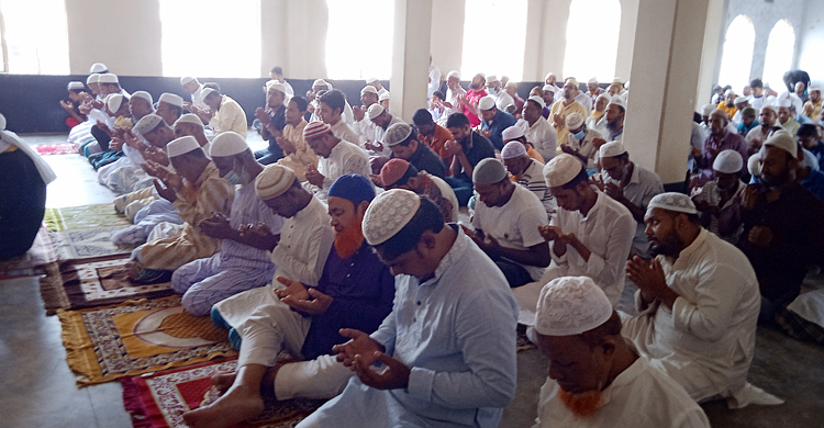 ফতুল্লার সেই মসজিদে জুমার নামাজ