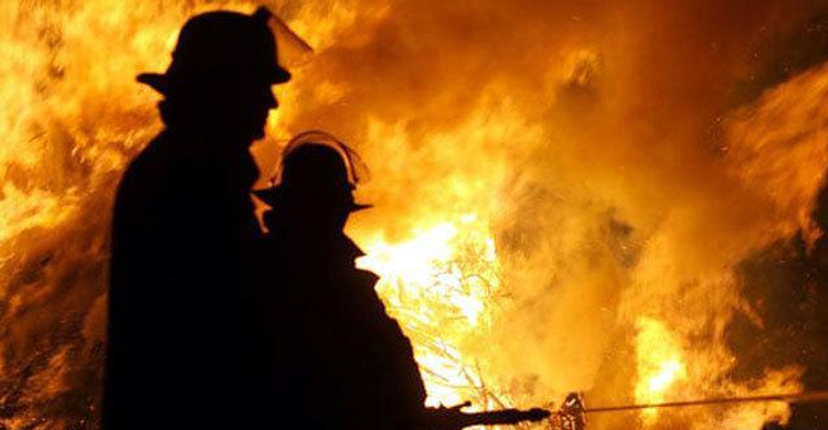 গাজীপু‌রে পোশাক কারখানায় আগুন