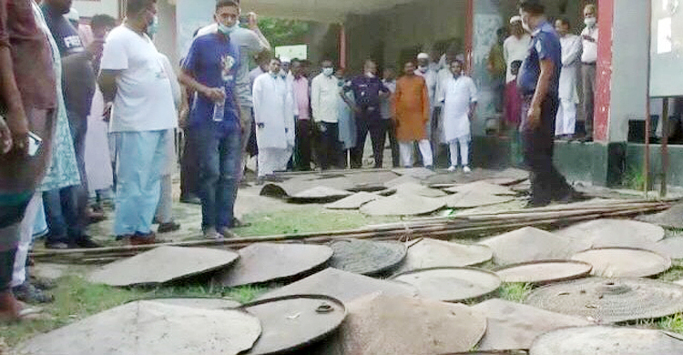 অস্ত্র জমা দিয়ে সংঘাত ছাড়লেন গ্রামবাসী