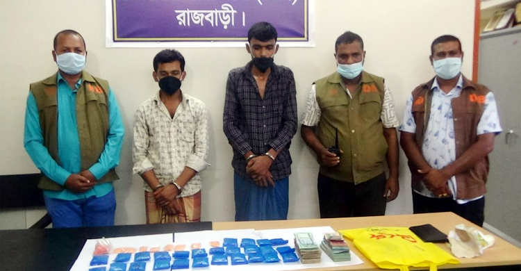 রান্নাঘর ও বারান্দা থেকে উদ্ধার হলো বিপুল পরিমাণ ইয়াবা ও টাকা