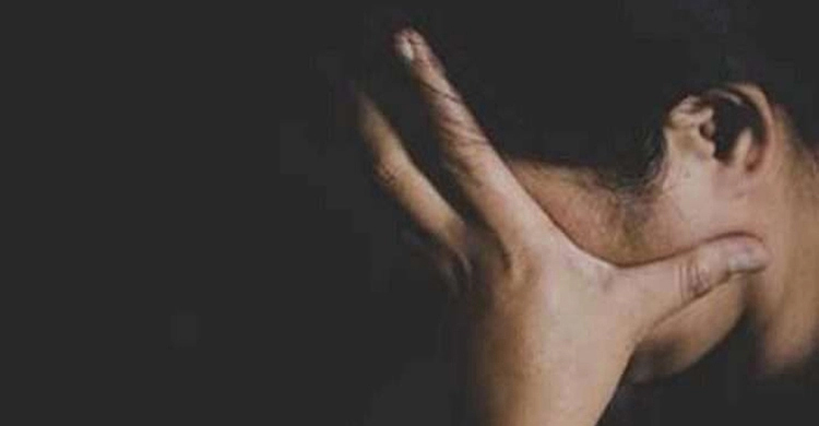 স্বামীর গলায় অস্ত্র ঠেকিয়ে স্ত্রীকে পালাক্রমে ধর্ষণ